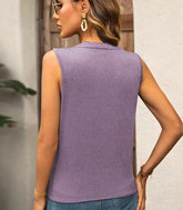 Regata feminina elegante com detalhe plissado, modelo sem mangas em tecido leve, perfeita para composições sofisticadas e casuais.